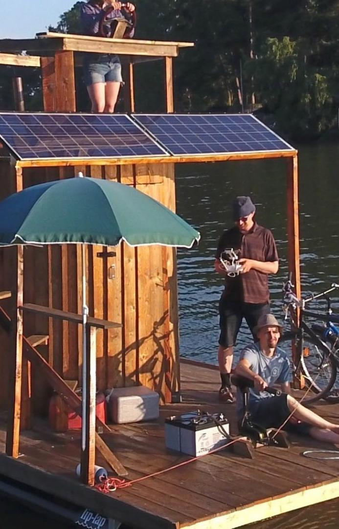 Видео дня: Финн отправится в Эстонию в плавучей сауне на солнечных батареях 