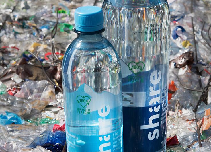 Сеть немецких супермаркетов выпустила воду в бутылках из полностью переработанного пластика 