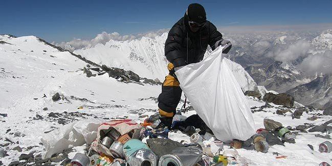 Альпинистов заставят убрать мусор на Эвересте
