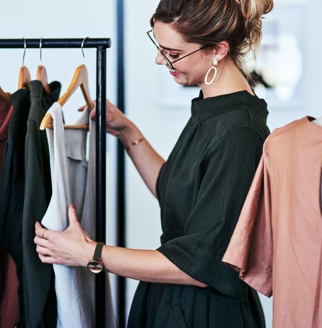 Франция первая в мире объявила борьбу с быстрой модой: о чем речь? 