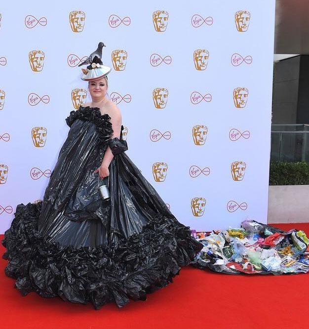 Актриса пришла на вручение премии в платье из мусорных пакетов