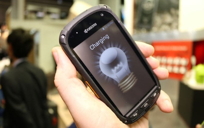 Kyocera представила смартфон на солнечной энергии