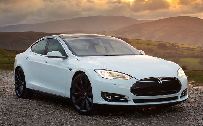 Продажи самого доступного электромобиля Tesla начнутся в августе