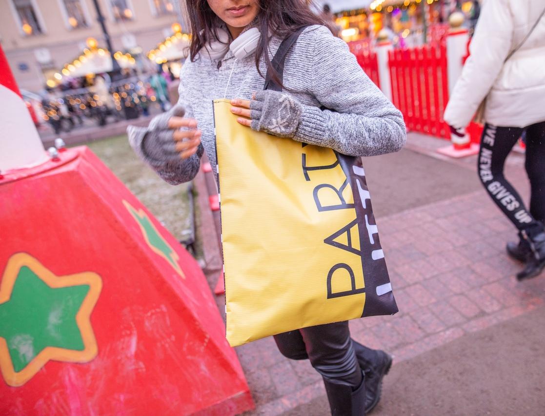 Переработка дня: создатели проекта «Манифест» шьют сумки из баннеров, парусов и тентов